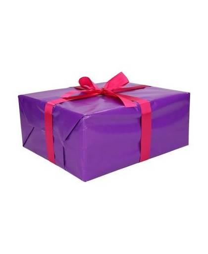 Inpak pakket met paars cadeaupapier en roze lint