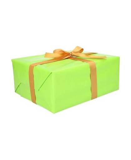 Inpak pakket met groen cadeaupapier en goud lint