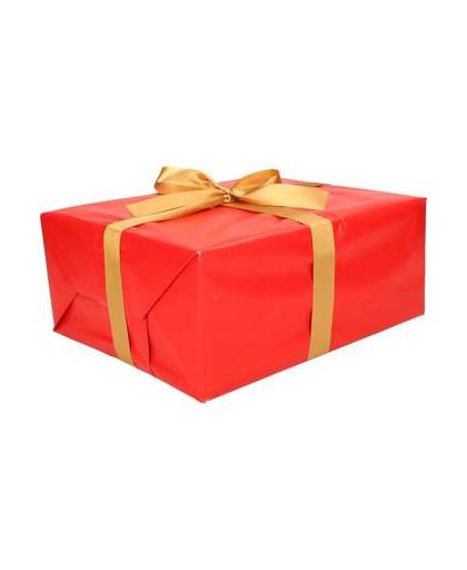 Inpak pakket met rood cadeaupapier en goud lint