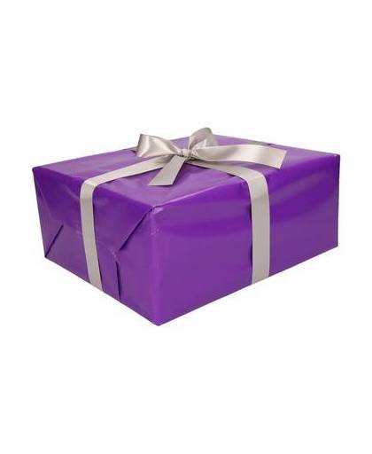 Inpak pakket met paars cadeaupapier en zilver lint