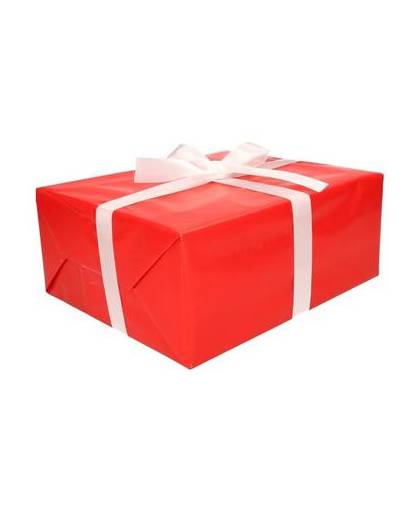 Inpak pakket met rood cadeaupapier en wit lint