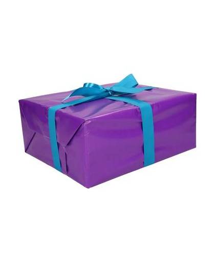 Inpak pakket met paars cadeaupapier en blauw lint