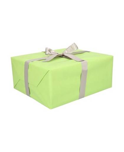 Inpak pakket met groen cadeaupapier en zilver lint