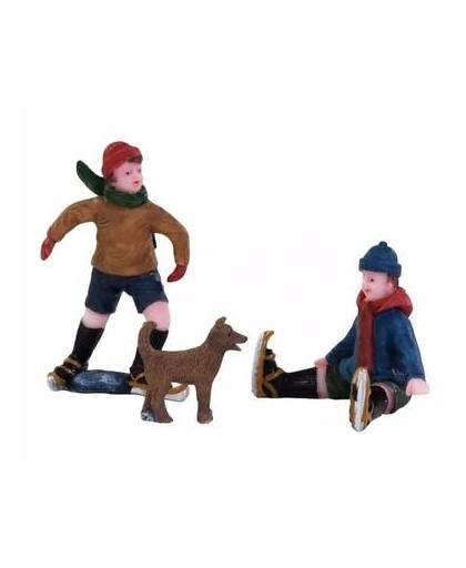 Kerstdorp jongens met hond op ijs elfstedentocht