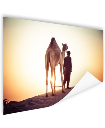 Kameel en herder op reis in de woestijn Poster 90x60 cm - Foto print op Poster (wanddecoratie)