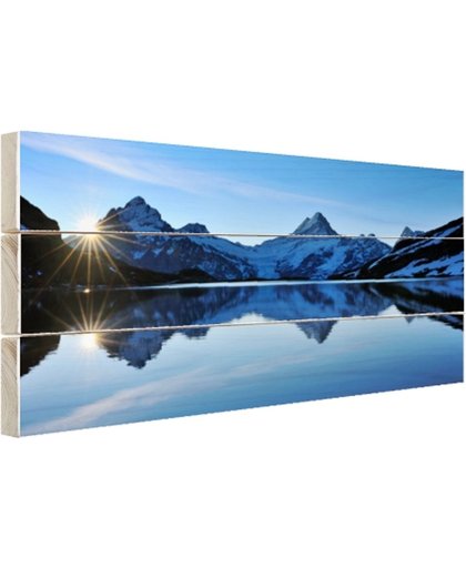 Een meer omringd met besneeuwde bergen Hout 120x80 cm - Foto print op Hout (Wanddecoratie)