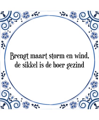Tegeltje met Spreuk (Tegeltjeswijsheid): Brengt maart storm en wind, de sikkel is de boer gezind + Kado verpakking & Plakhanger