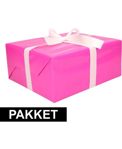 Inpak pakket met roze cadeaupapier en wit lint