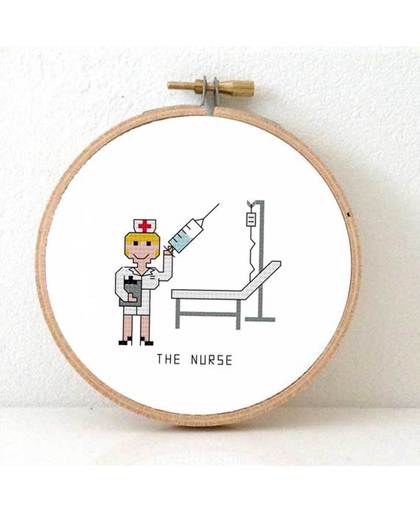 the Nurse borduurpakket van verpleegster met grote spuit. Grappig kado voor verpleging of ziekenhuis kadootje. inclusief borduurring, borduurtips en DMC garen - vrouw