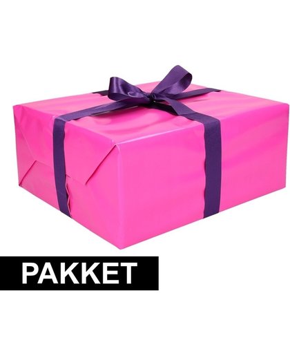 Inpak pakket met roze cadeaupapier en paars lint