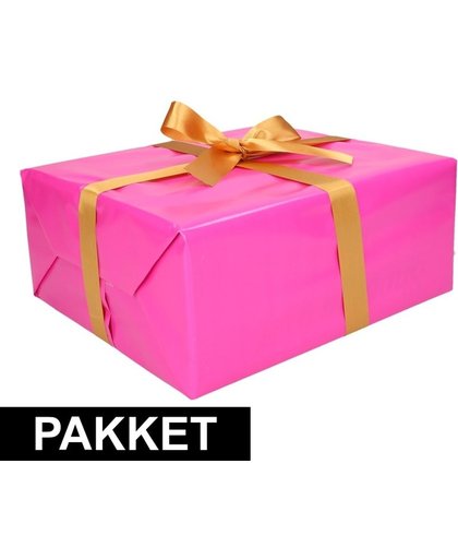 Inpak pakket met roze cadeaupapier en goud lint