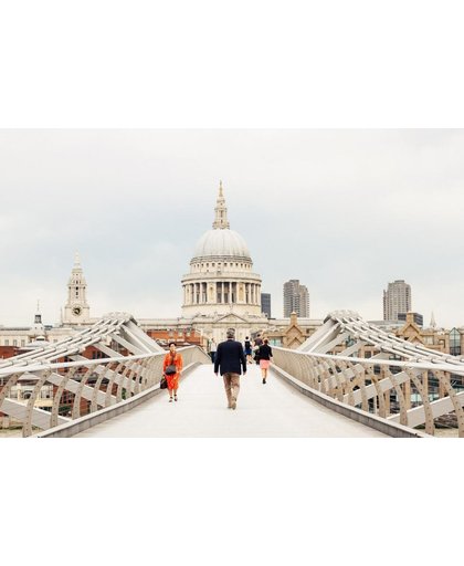 Londen Behang | Mensen die op de brug van Londen lopen | 375 x 250 cm | Extra Sterk Vinyl Behang