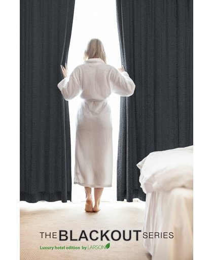 Larson - Luxe hotel serie - blackout gordijn met visgraat motief – incl. ringen donker grijs – 3.0x2.5m – Verduisterend & kant en klaar – per stuk