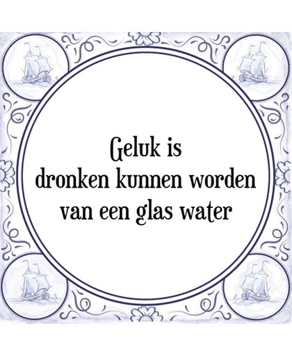 Tegeltje met Spreuk (Tegeltjeswijsheid): Geluk is dronken kunnen worden van een glas water + Kado verpakking & Plakhanger