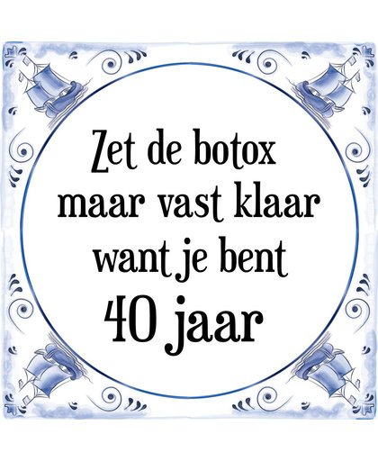Verjaardag Tegeltje met Spreuk (40 jaar: Zet de botox maar vast klaar, want je bent 40 jaar + cadeau verpakking & plakhanger