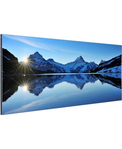 Een meer omringd met besneeuwde bergen Aluminium 60x40 cm - Foto print op Aluminium (metaal wanddecoratie)