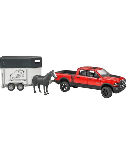 RAM 2500 Power Wagon met paardentrailer en paard