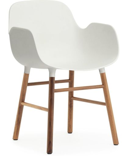 Normann Copenhagen Form Armchair - Stoel - Wit met walnoten onderstel