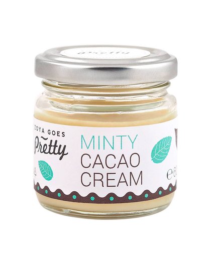Zoya Goes Pretty Minty Cacoa Cream is een hydraterende crème voor handen en lichaam met de frisse geur van cacao en groene munt. Koud geperste cacaoboter verzacht en zorgt voor een diepe gehydrateerde huid, terwijl amandelolie er voor zorgt om een rijk me