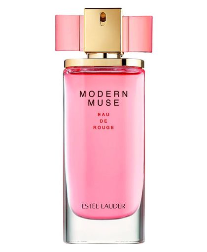 Modern Muse Eau de Rouge van Estée Lauder is een bloemig rozenparfum dat een nieuwe invulling geeft aan het kenmerkende Le Rouge, met een vleugje stralende puurheid geïnspireerd op de jeugdige flirt van een lentezoen. De hartnoot van gerijpte rozen uit Mo