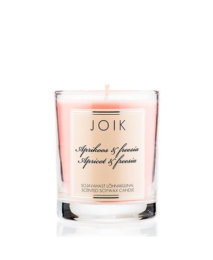 Deze Apricot & Freesia Scented Soywax Candle van Joik creëert een romantische sfeer met haar frisse & fruitige geur van abrikozen en fresia&#39;s. Brandtijd minimaal 30 uur. Joik Kaars