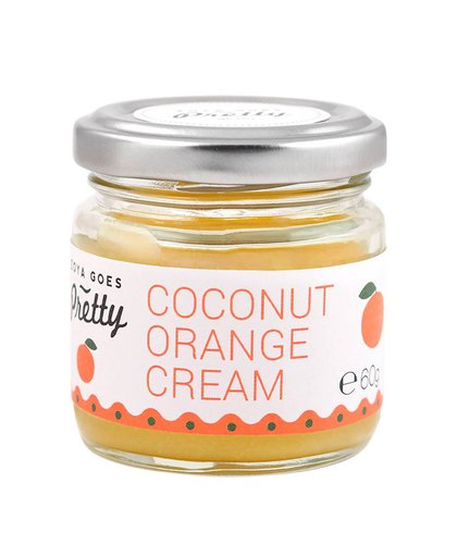 Zoya Goes Pretty Coconut Orange Cream met rijke textuur en de zoete geur van kokosnoot, cacao, ylang-ylang en sinaasappel. Diep voedende crème, voor een zachte soepele gehydrateerde huid. Geschikt voor de droge en rijpere huid. Zoya Goes Pretty Bodycrème 