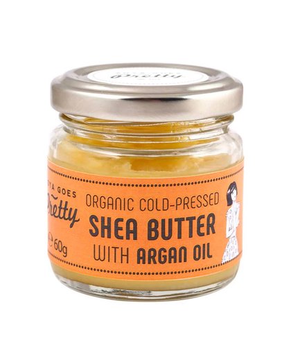 Zoya Goes Pretty Organic Cold-Pressed Shea Butter met arganolie helpt bij het verbeteren van de elasticiteit van de huid, terwijl koudgeperste shea butter zorgt voor een diepe hydratatie. We hebben beide oliën met jojobaolie gemengd bij een temperatuur b