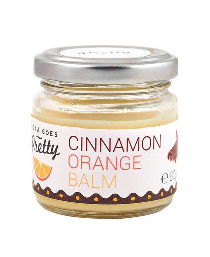 Zoya Goes Pretty Cinnamon Orange Balm heeft een zoete kaneel en sinaasappel geur. De koudgeperste shea butter en jojoba-olie hydrateren de huid, terwijl de etherische olie van kaneel zorgt voor het verbeteren van de bloedcirculatie. Geschikt voor alle hui