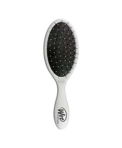 Wet Brush Custom Care is een lijn van innovatieve haarborstels, elk gefocust op het uitborstelen en ontklitten van een specifiek haartype.De innovatieve intelliflex borstelhaartjes met softtips van Wet Brush zijn ontwikkeld om pijnvrij en zonder het haar 
