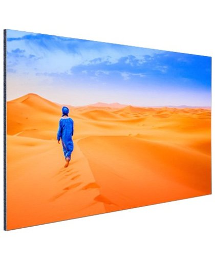 FotoCadeau.nl - Een Berber loopt in de woestijn Aluminium 90x60 cm - Foto print op Aluminium (metaal wanddecoratie)