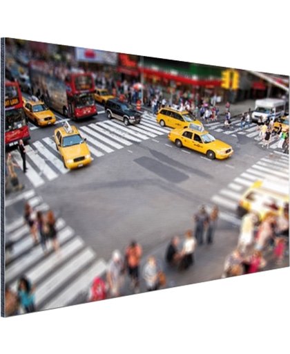 FotoCadeau.nl - Gele Taxis in een typisch straatbeeld Aluminium 90x60 cm - Foto print op Aluminium (metaal wanddecoratie)