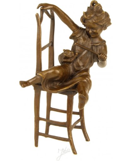 Bronzen beeld kind met een kat op de stoel