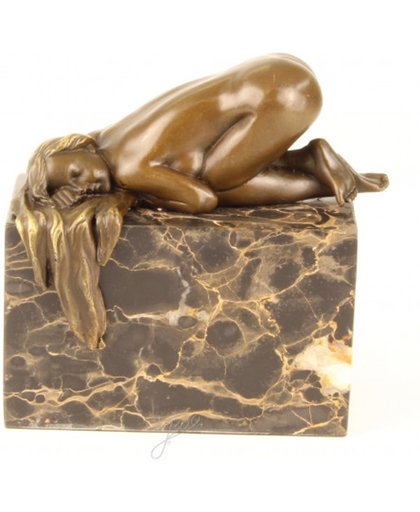 Bronzen sculptuur met gebogen vrouwelijk naakt