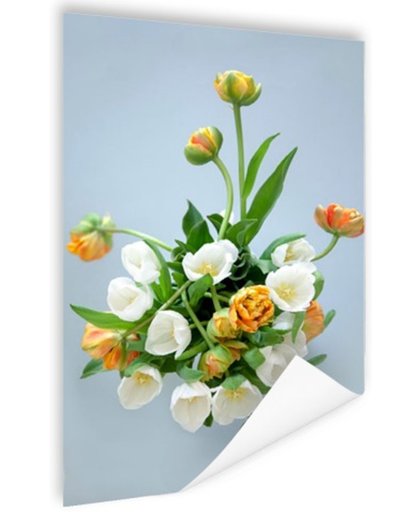 FotoCadeau.nl - Witte en oranje tulpen witte achtergrond Poster 80x120 cm - Foto print op Poster (wanddecoratie)