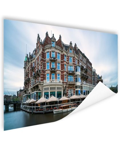 FotoCadeau.nl - Grachtenpand aan kanaal Amsterdam Poster 90x60 cm - Foto print op Poster (wanddecoratie)