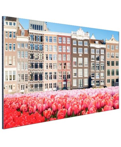 FotoCadeau.nl - Pakhuizen met tulpen op de voorgrond Aluminium 120x80 cm - Foto print op Aluminium (metaal wanddecoratie)