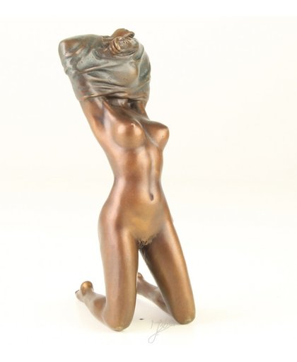 Bronzen sculptuur met vrouw die zich uitkleed