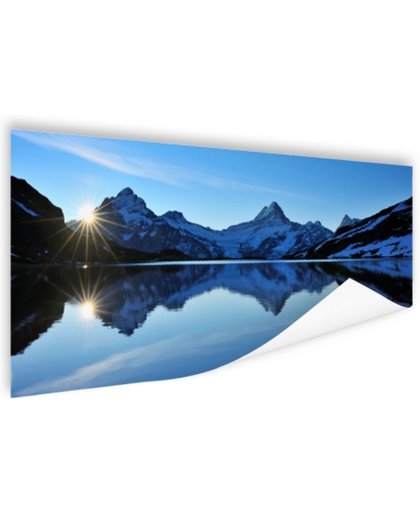 FotoCadeau.nl - Een meer omringd met besneeuwde bergen Poster 180x120 cm - Foto print op Poster (wanddecoratie)
