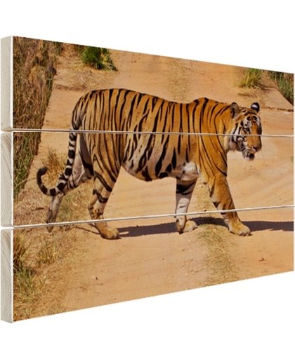 FotoCadeau.nl - Bengaalse tijger steekt over Hout 80x60 cm - Foto print op Hout (Wanddecoratie)