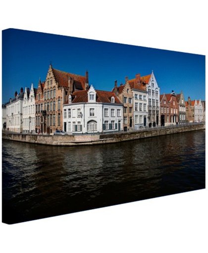 FotoCadeau.nl - Huizen langs een kanaal Canvas 120x80 cm - Foto print op Canvas schilderij (Wanddecoratie)