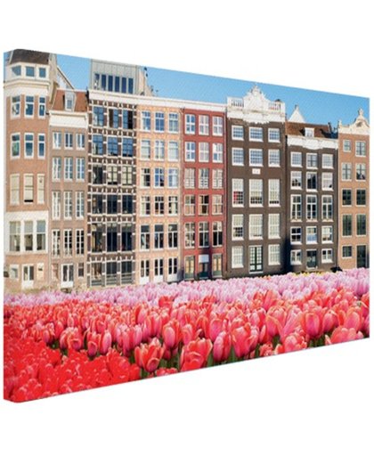 FotoCadeau.nl - Pakhuizen met tulpen op de voorgrond Canvas 120x80 cm - Foto print op Canvas schilderij (Wanddecoratie)