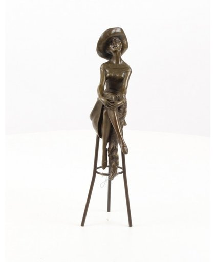 Bronzen beeld zittende dame aan de bar