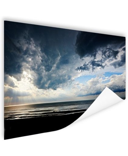 FotoCadeau.nl - Dramatisch licht en wolken boven zee Poster 180x120 cm - Foto print op Poster (wanddecoratie)