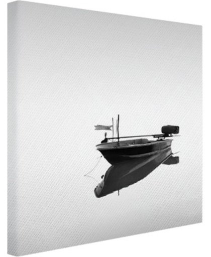 FotoCadeau.nl - Boot in kalm water zwart-wit print Canvas 100x100 cm - Foto print op Canvas schilderij (Wanddecoratie)