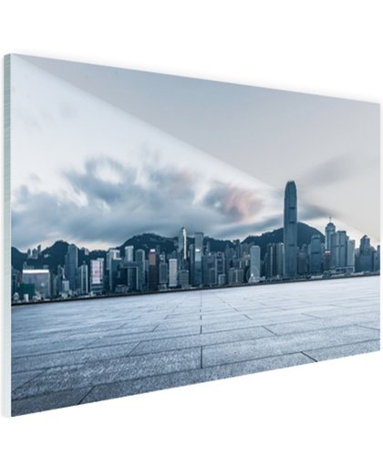 FotoCadeau.nl - Skyline in de avond Hong Kong Glas 60x40 cm - Foto print op Glas (Plexiglas wanddecoratie)