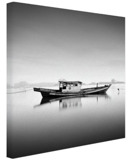 FotoCadeau.nl - Verlaten boot in het water zwart-wit Canvas 50x50 cm - Foto print op Canvas schilderij (Wanddecoratie)