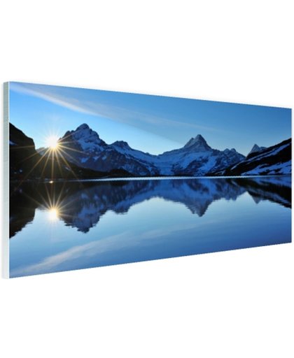 Een meer omringd met besneeuwde bergen Glas 180x120 cm - Foto print op Glas (Plexiglas wanddecoratie)