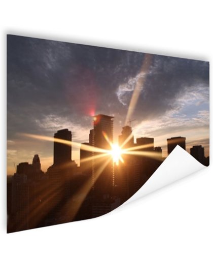 FotoCadeau.nl - Stralen ondergaande zon door gebouwen Poster 90x60 cm - Foto print op Poster (wanddecoratie)