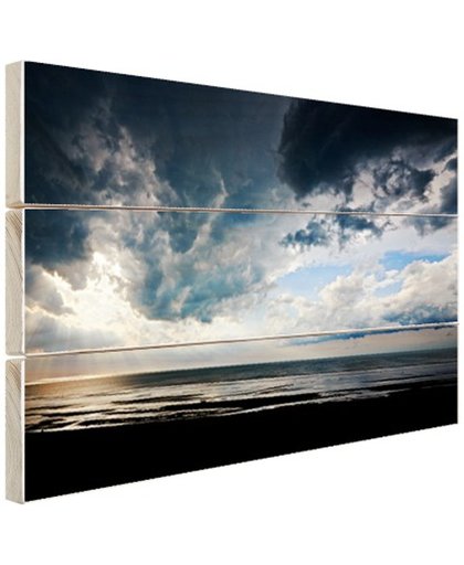 FotoCadeau.nl - Dramatisch licht en wolken boven zee Hout 60x40 cm - Foto print op Hout (Wanddecoratie)