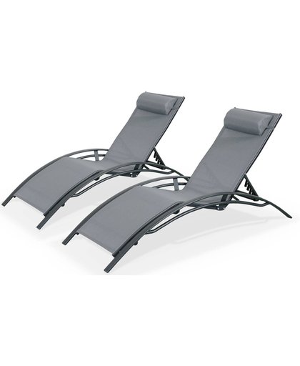 Ligstoelen in aluminium en textileen.